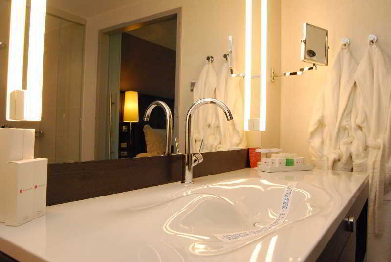 Hotel Ramada Пітешть Екстер'єр фото